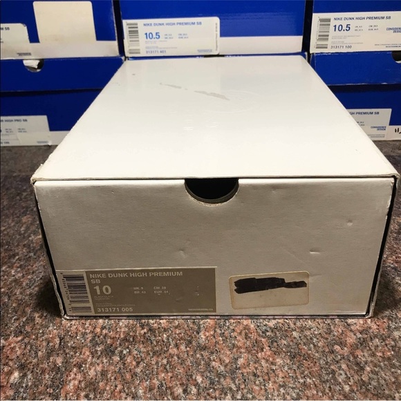 Nike Dunk High Premium SB ‘BLOODY SUNDAY’ - Picture 8 of 8